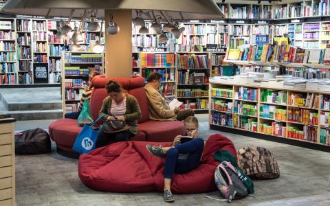 Menschen lesend in einer Bibliothek